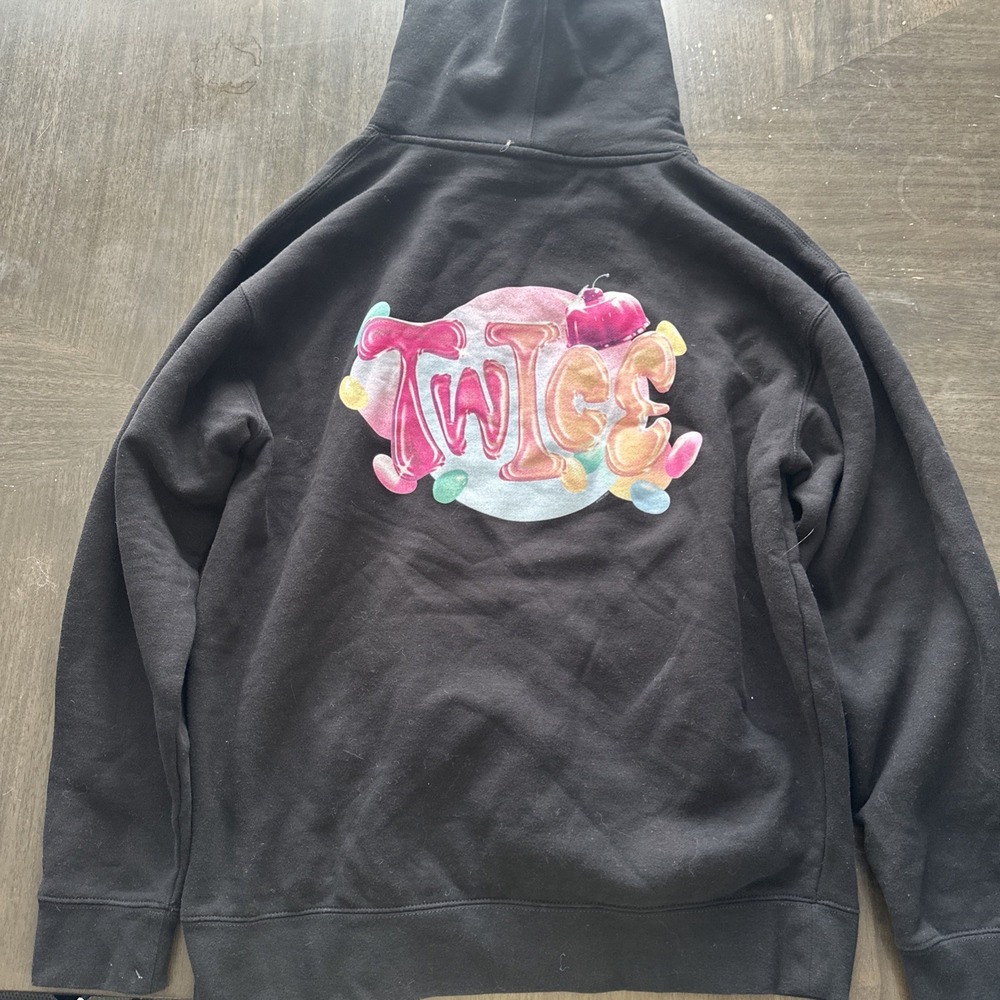 OFFICIAL TWICE 5TH WORLD TOUR MERCH - BLACK AND PINK HEART HOODIE SIZE LARGE JYP - Picture 6 of 7